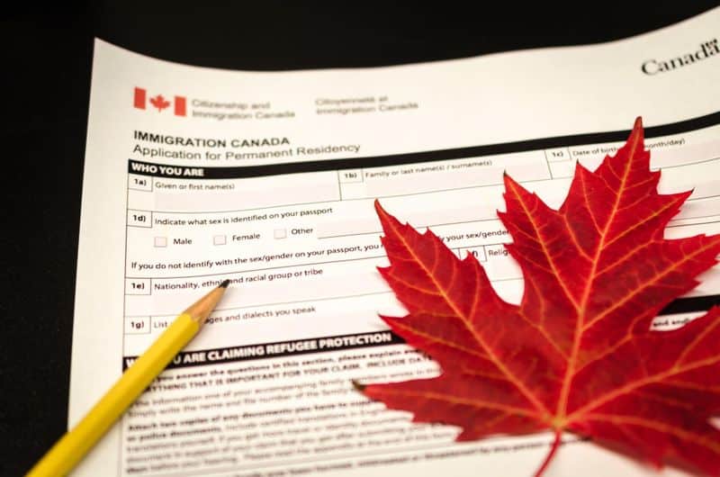Los requisitos mínimos para la Clase de experiencia canadiense incluyen trabajar en un trabajo de tipo 0, A o B durante al menos un año.
